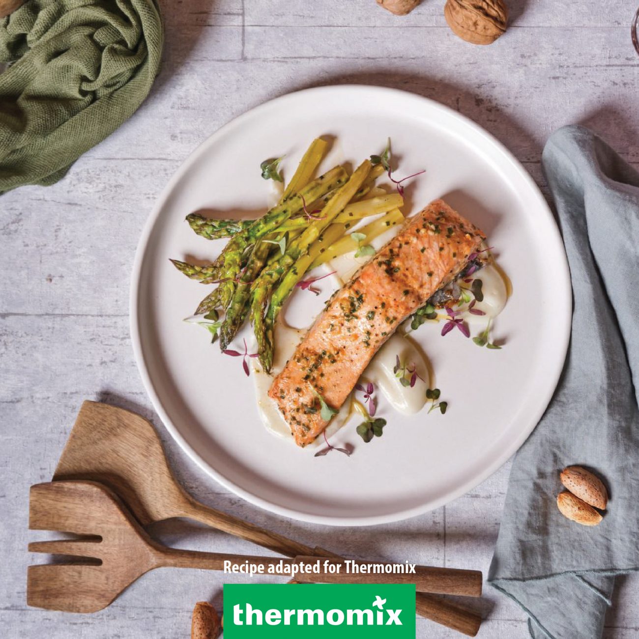 Grilled garlic salmon fillets with green asparagus and puree from cauliflower, flavored with cardamom and lime – Thermomix