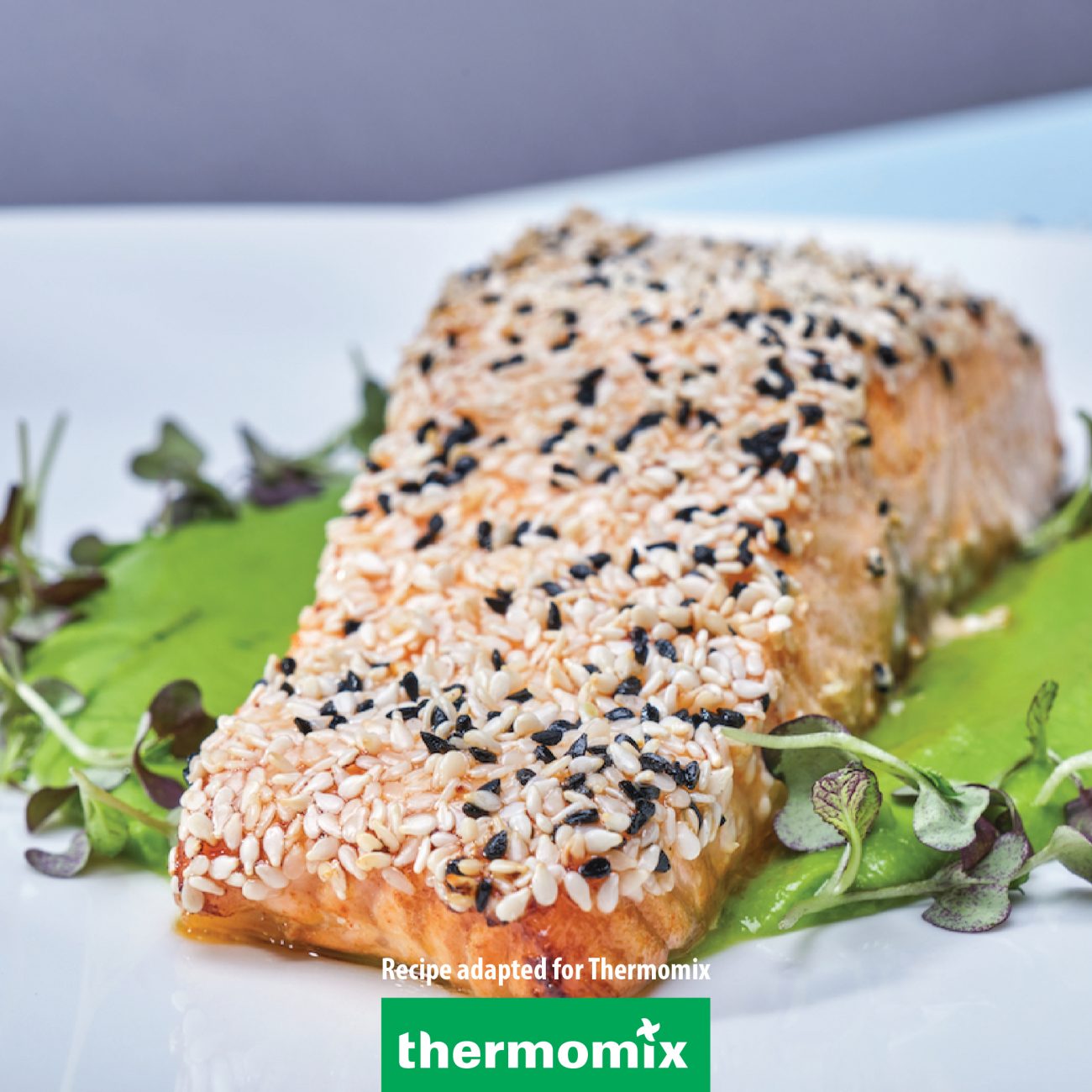 Salmon fillets with sesame seeds served with pea puree – Thermomix